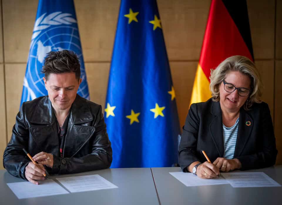Michael Patrick Kelly und Ministerin Svenja-Schulze. Foto: Dominik-Butzmann